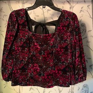 Gorgeous puff sleeve crop top with a floral pattern. Top has a velvet texture.